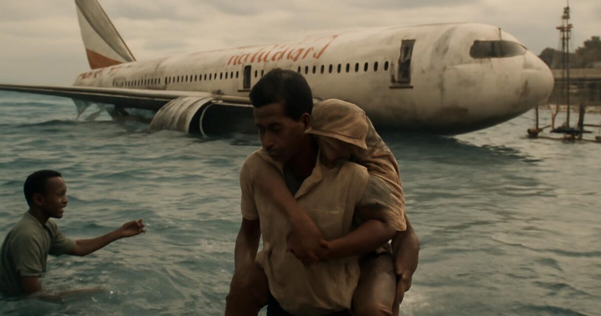 Restos del vuelo 961 de Ethiopian Airlines frente a la costa de Grande Comore tras el amerizaje de 1996