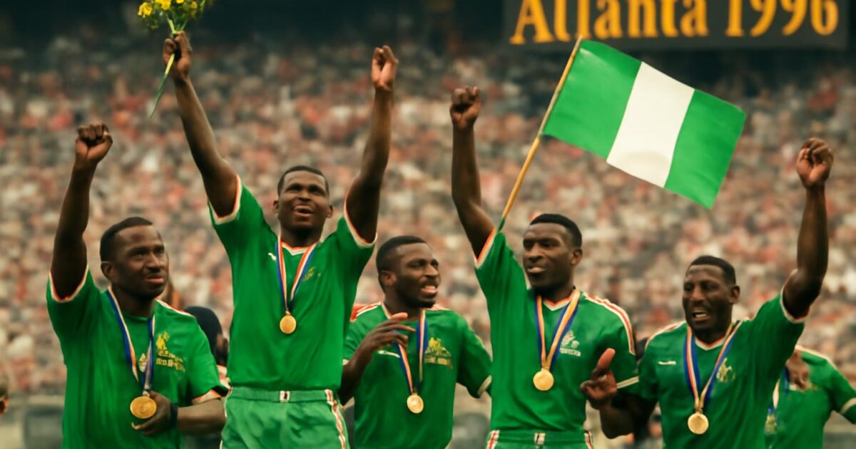 La selección de Nigeria celebra su oro olímpico tras vencer a Argentina en la final de fútbol de Atlanta 1996